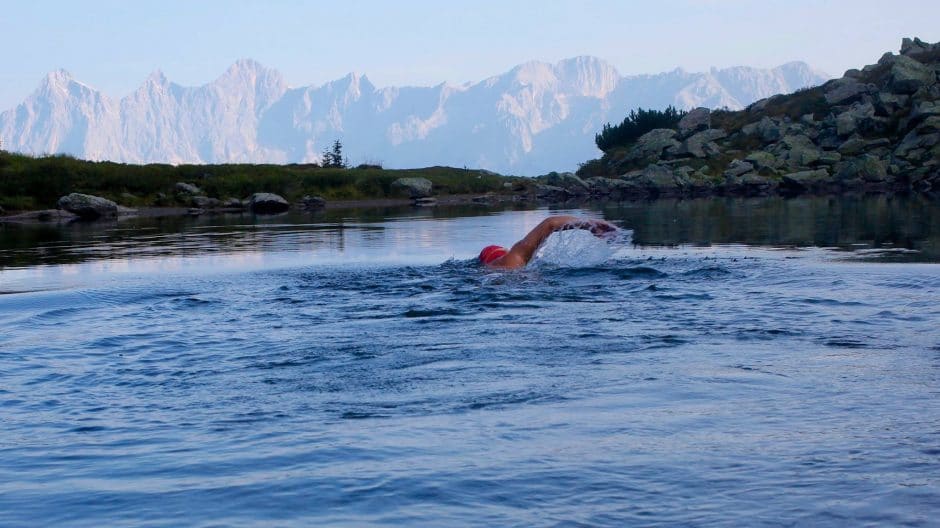 Der Mann, der in Postkarten schwimmen kann.Hier in einem der schönsten Bergseen der Alpen: Spiegelsee samt Dachstein
